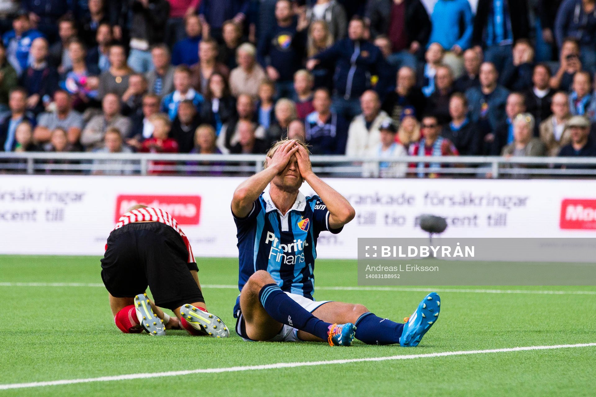 Djurgårdens Sebastian Andersson tar sig för ansiktet