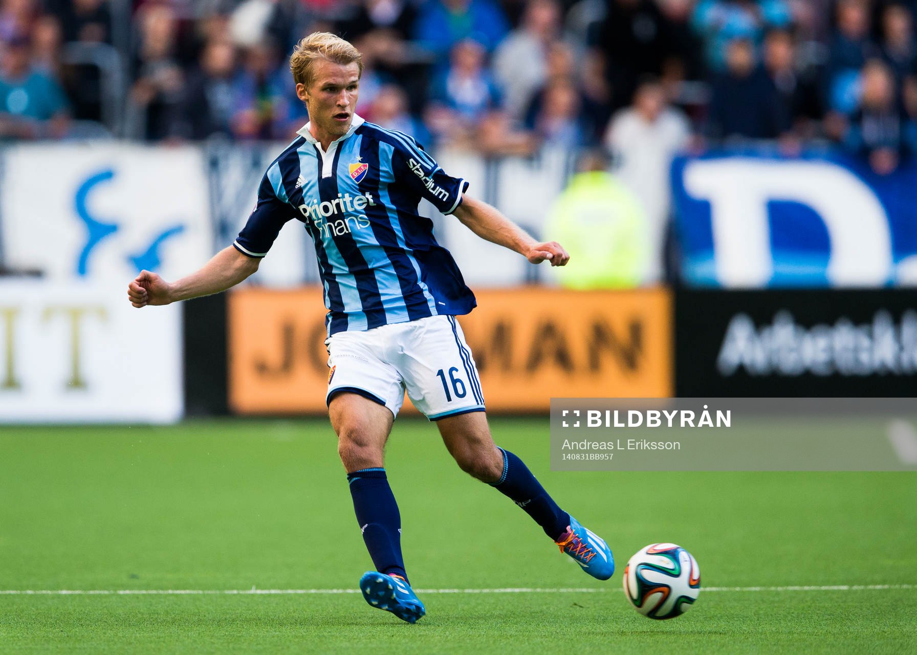 Djurgårdens Sebastian Andersson med bollen
