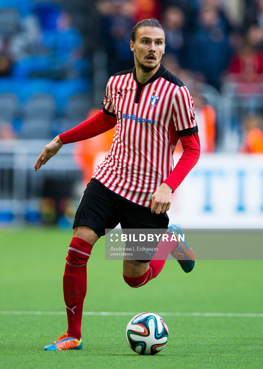 Malmö FFs Erik Johansson med bollen <nunder