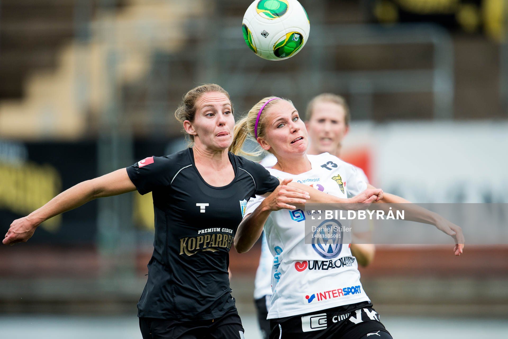 Göteborgs Manon Melis i kamp med Umeås Tuija Hyyrynen under fotbollsmatchen i Damallsvenskan mellan Göteborg och Umeå den 31 augusti 2014 i Göteborg.