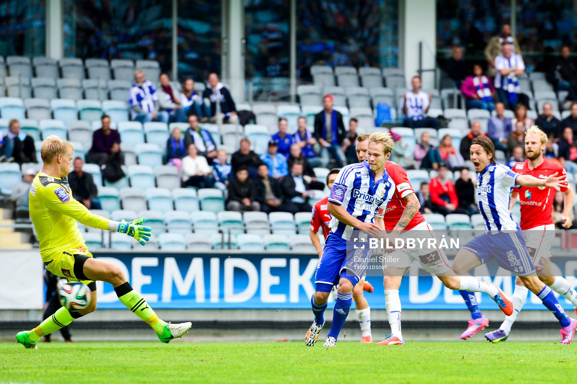 IFK Göteborgs Gustav Engvall gör 1-0 mellan benen på