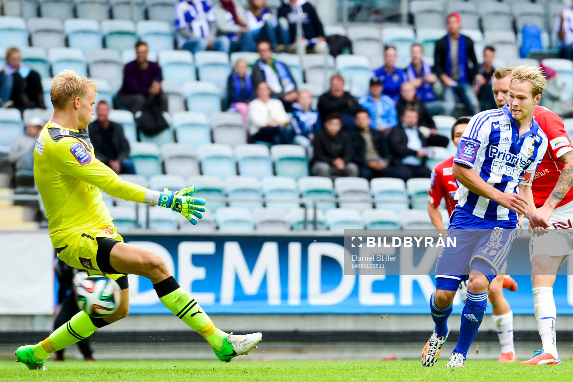 IFK Göteborgs Gustav Engvall gör 1-0 mellan benen på