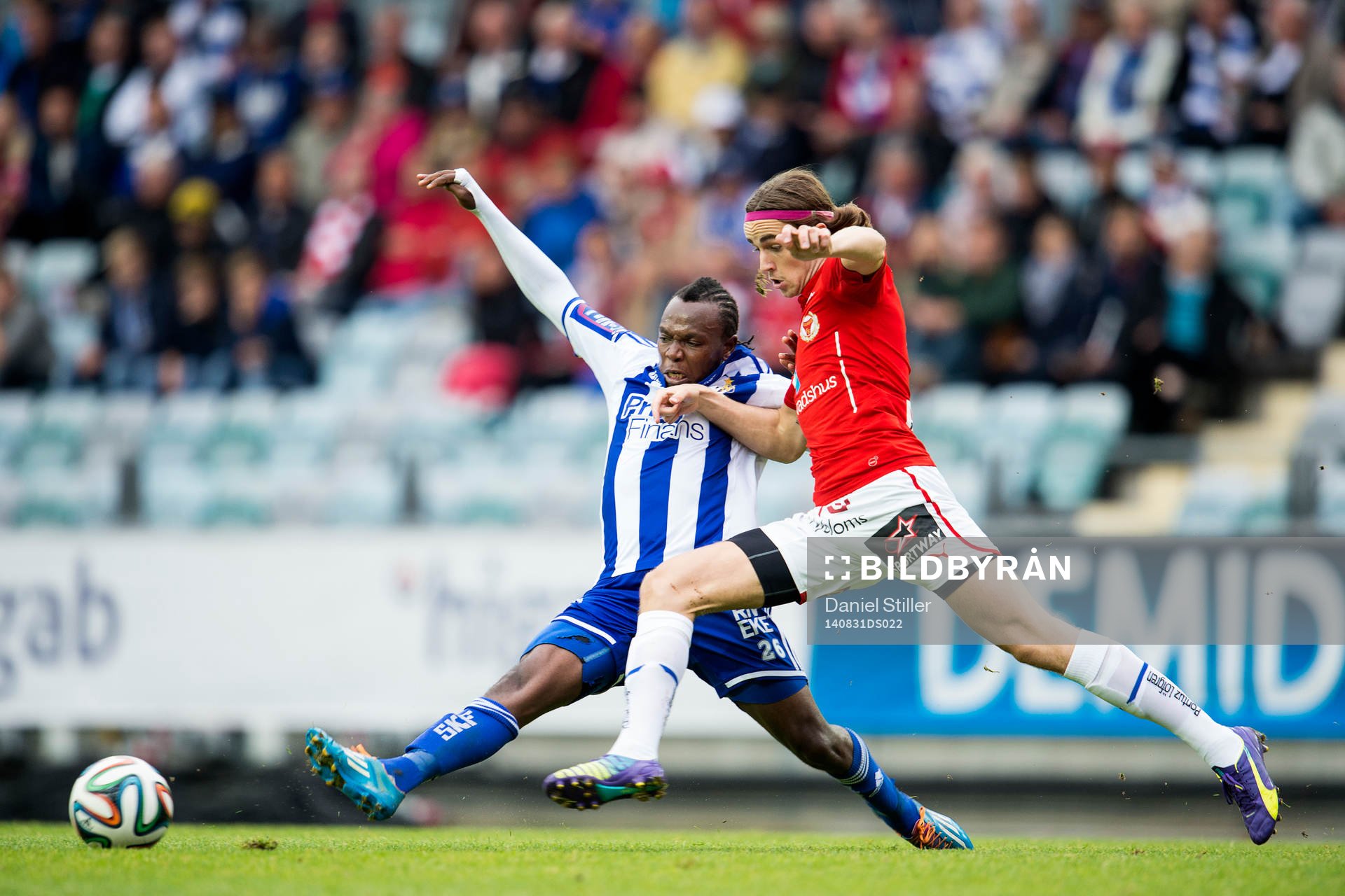 IFK Göteborgs May Mahlangu i kamp med Kalmars Peter Westberg under fotbollsmatchen i Allsvenskan mellan IFK Göteborg och Kalmar den 31 augusti 2014 i Göteborg.