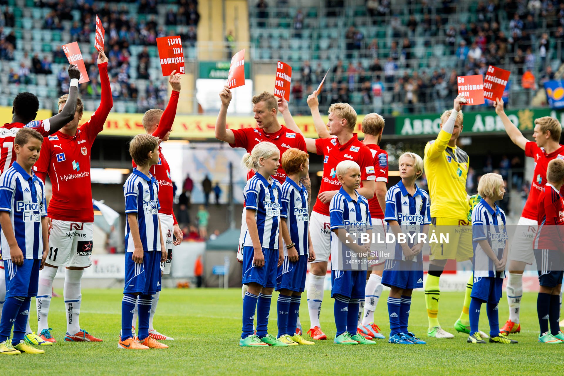 Lagen ger rasismen rött kort under fotbollsmatchen i Allsvenskan mellan IFK Göteborg och Kalmar den 31 augusti 2014 i Göteborg.