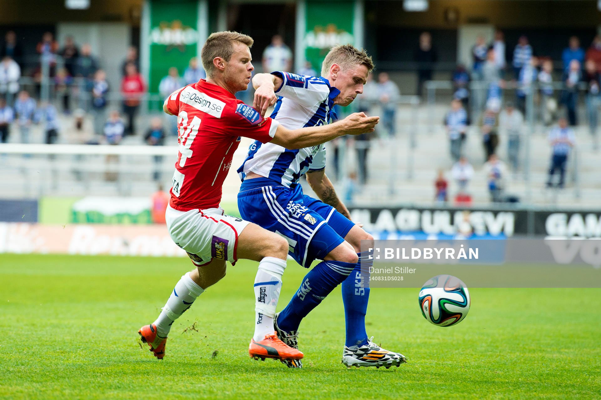IFK Göteborgs Sören Rieks håller undan Kalmars Måns
