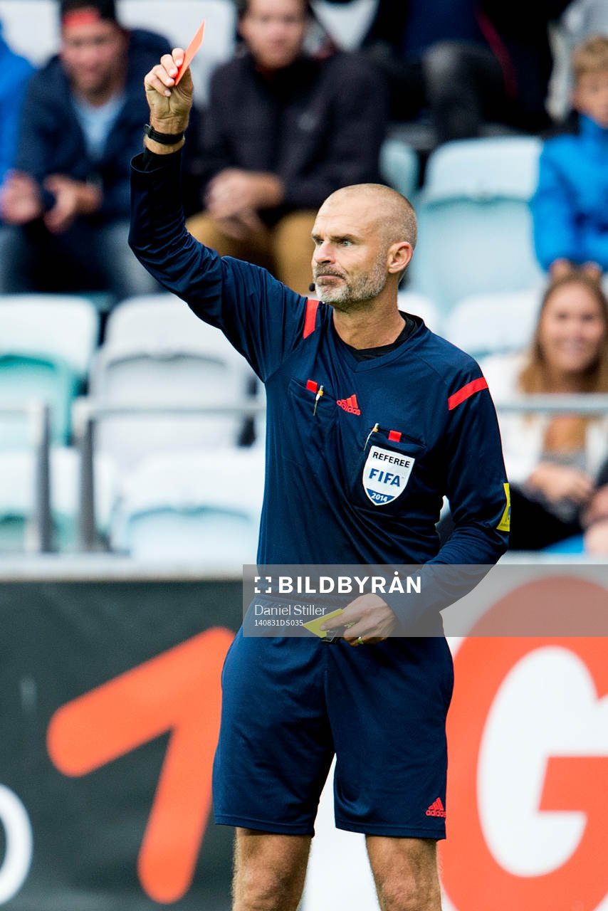 Domare Michael Lerjéus visar rött kort till Kalmars