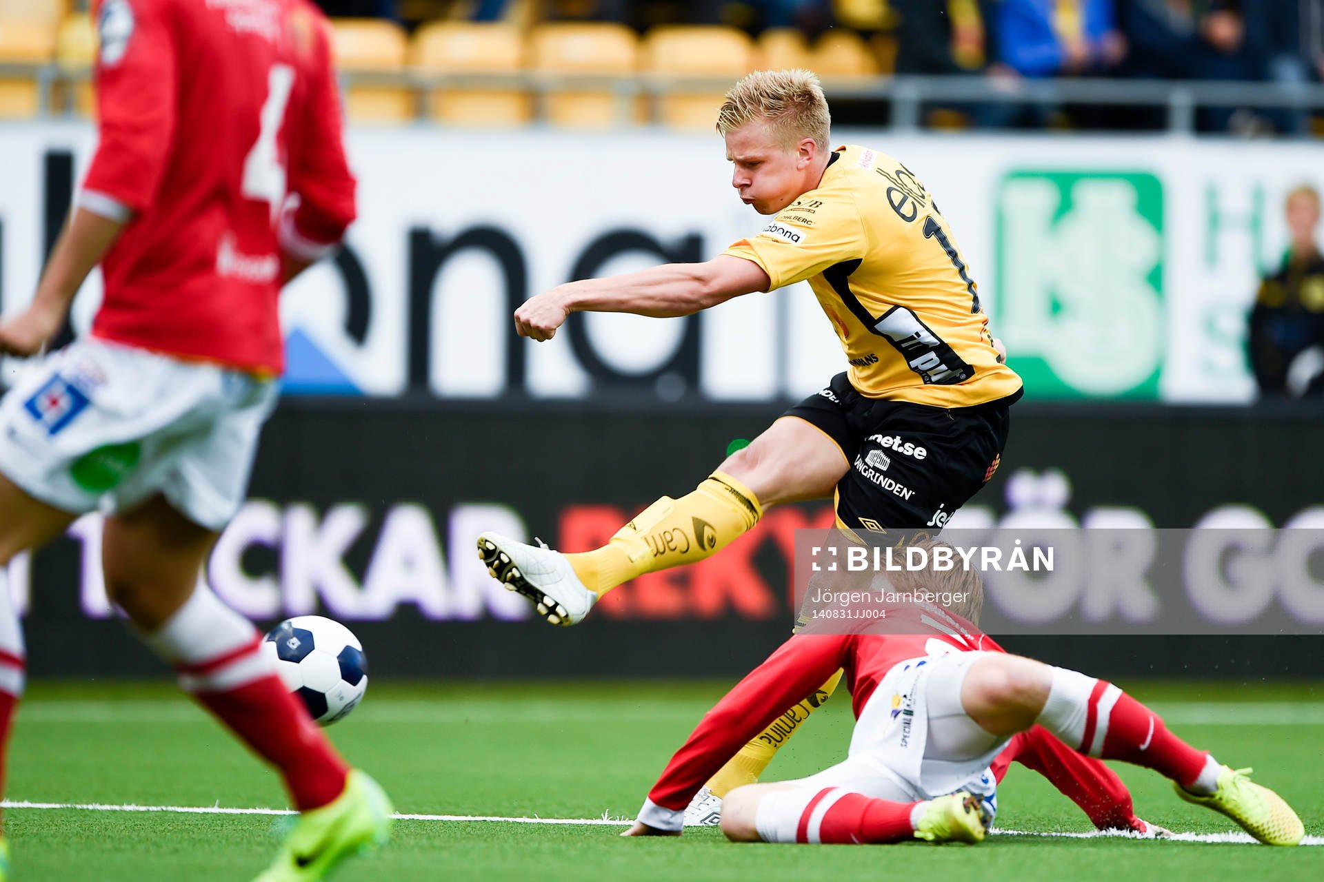 Elfsborgs Per Frick testar skott under fotbollsmatchen i Allsvenskan mellan Elfsborg och Falkenberg den 31 augusti 2014 i Borås.
