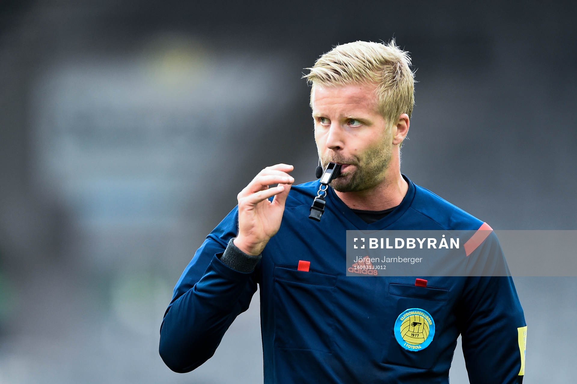 Domare Glenn Nyberg med visselpipa i munnen