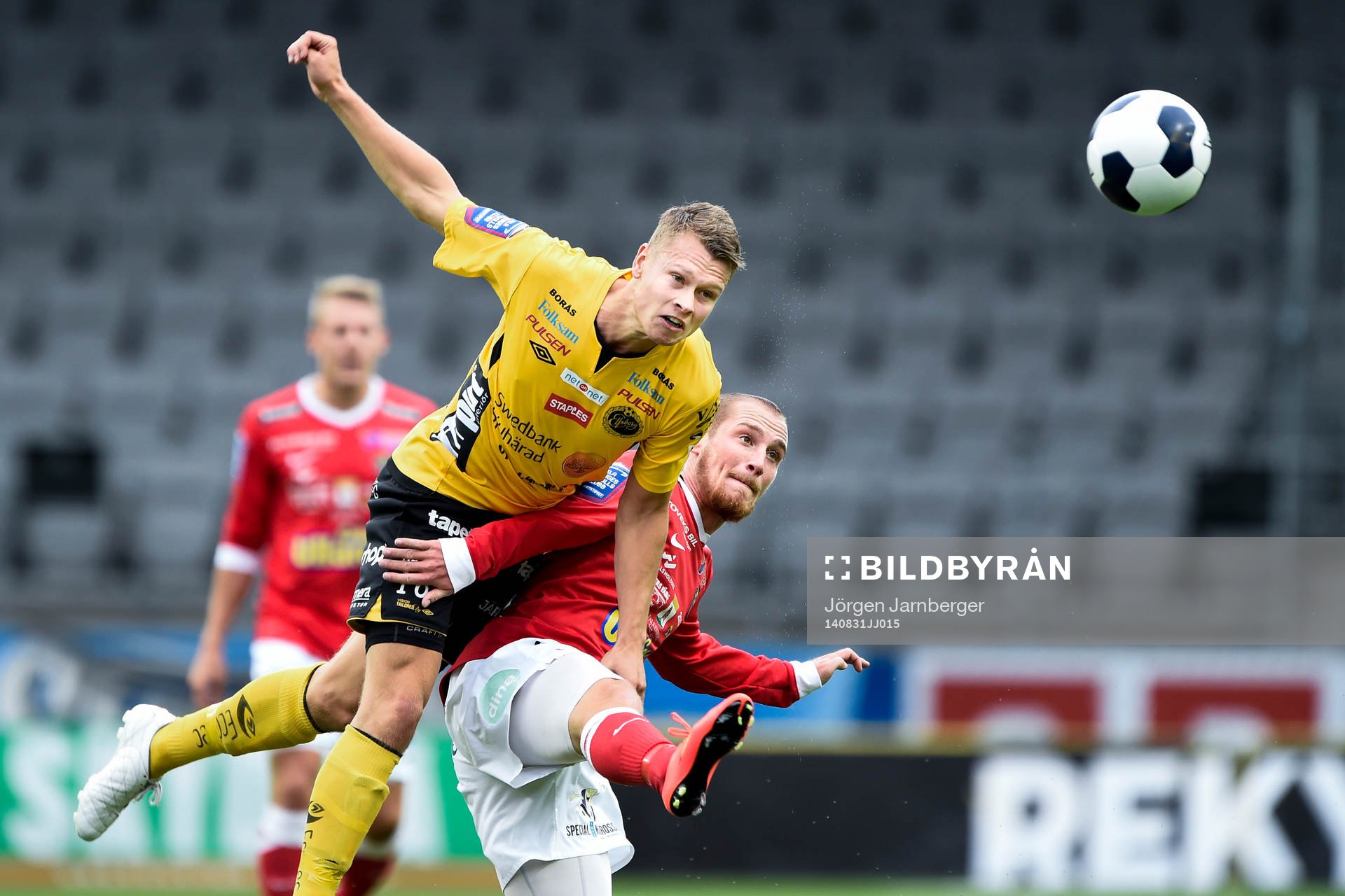 Elfsborgs Viktor Claesson i luftduell med Falkenbergs