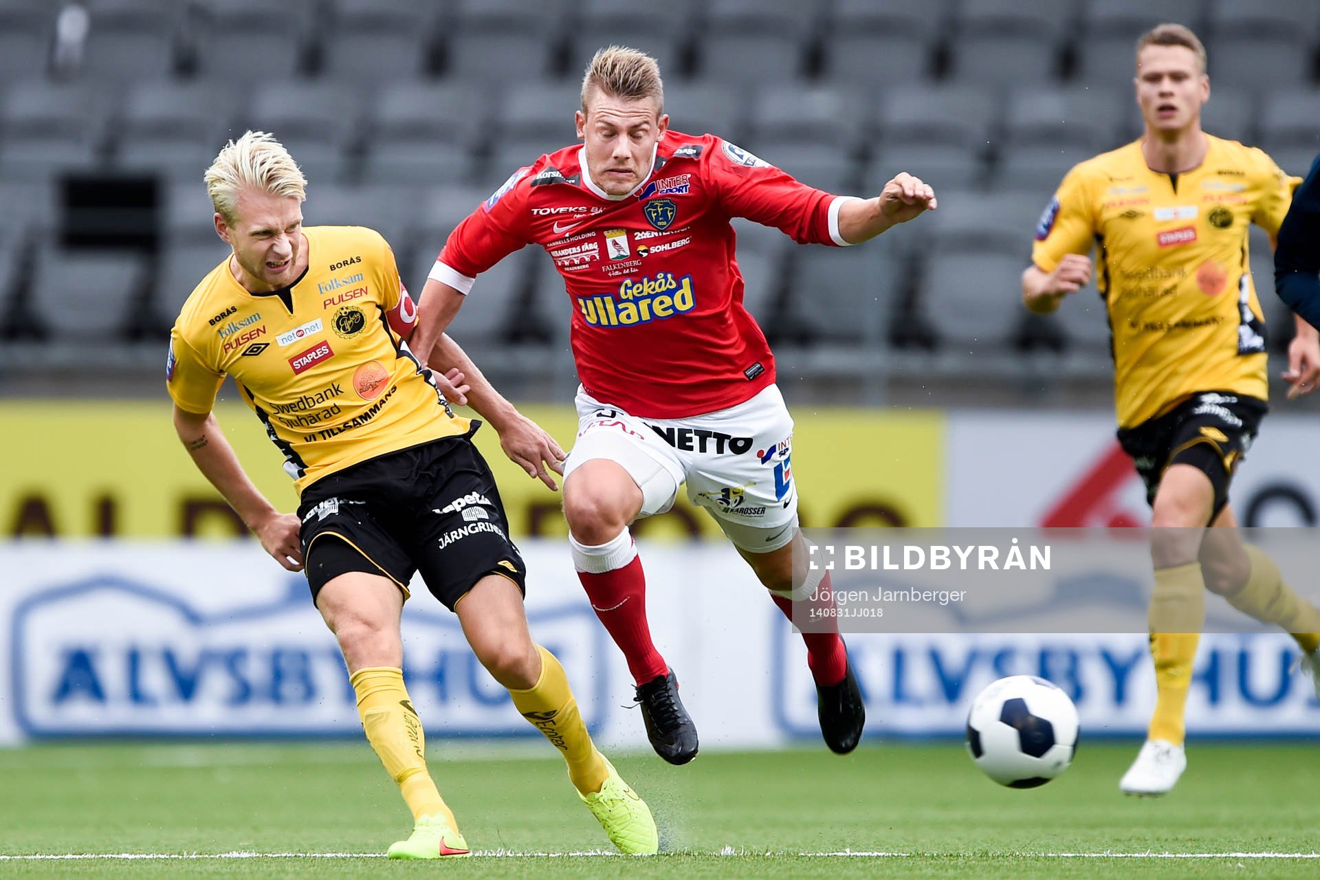 Elfsborgs Johan Larsson och Falkenbergs Patrik Ingelsten under fotbollsmatchen i Allsvenskan mellan Elfsborg och Falkenberg den 31 augusti 2014 i Borås.