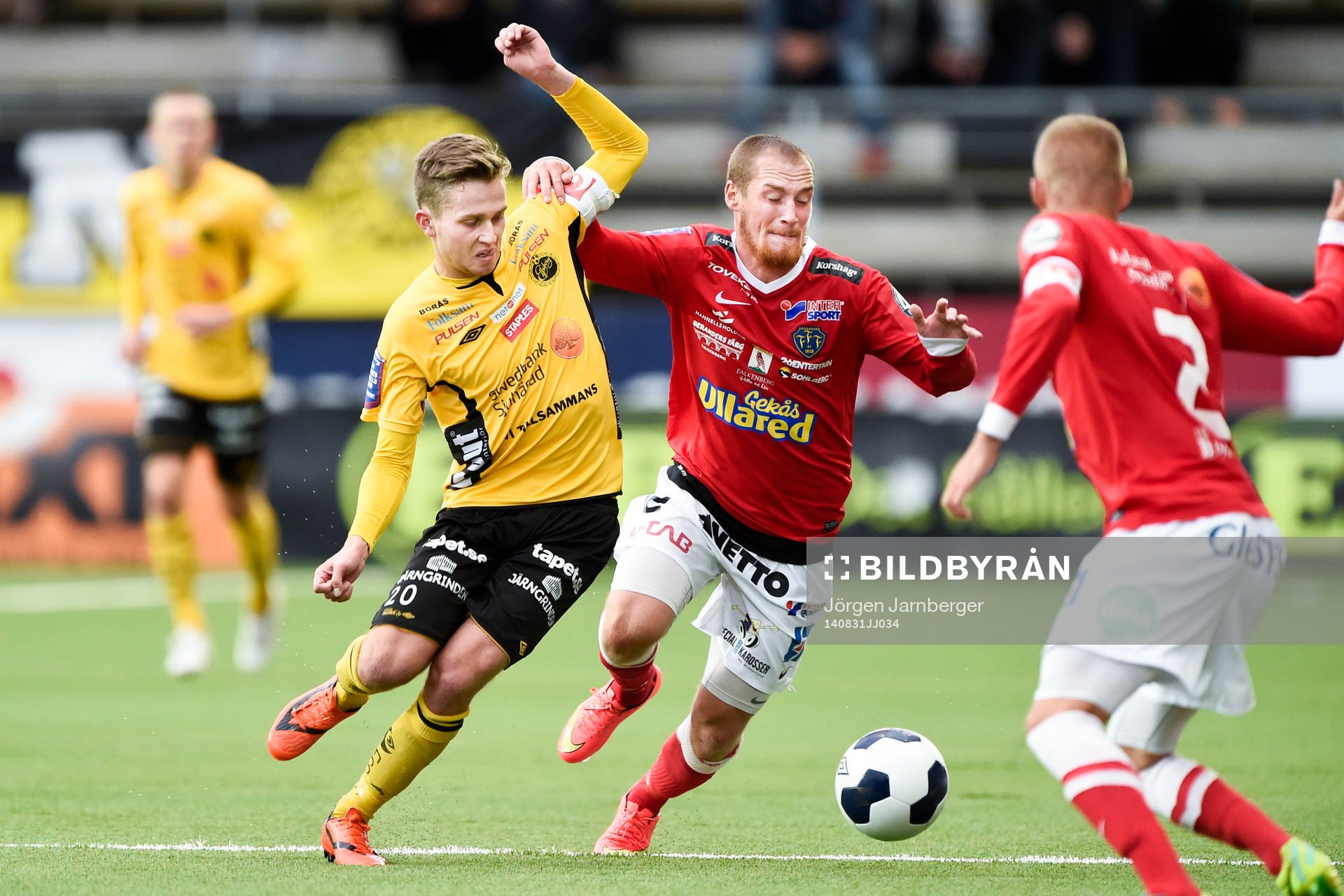 Elfsborgs Adam Lundqvist i kamp med Falkenbergs Christoffer Carlsson under fotbollsmatchen i Allsvenskan mellan Elfsborg och Falkenberg den 31 augusti 2014 i Borås.