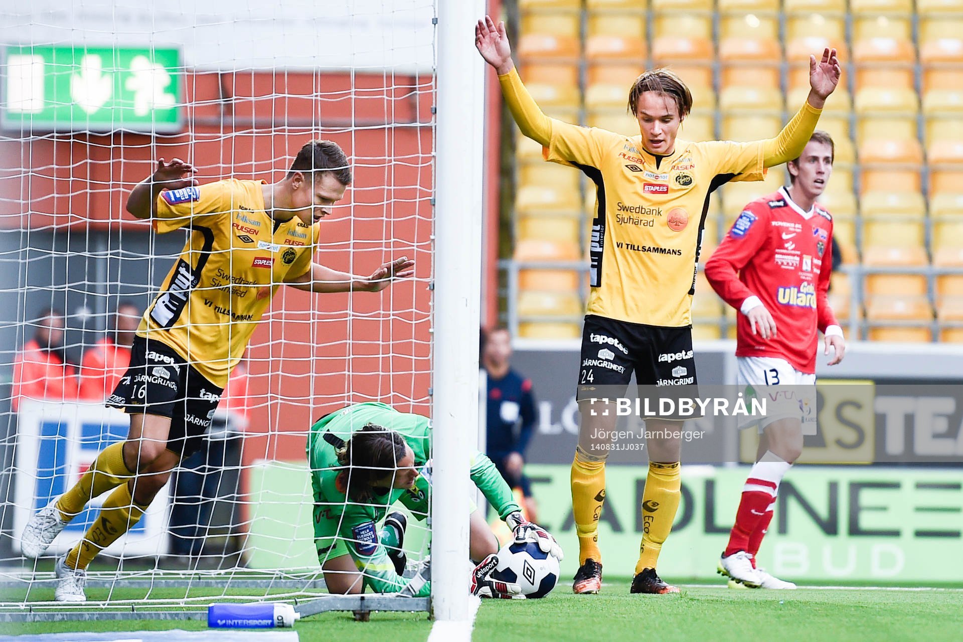 Falkenbergs målvakt Otto Martler håller bollen utanför