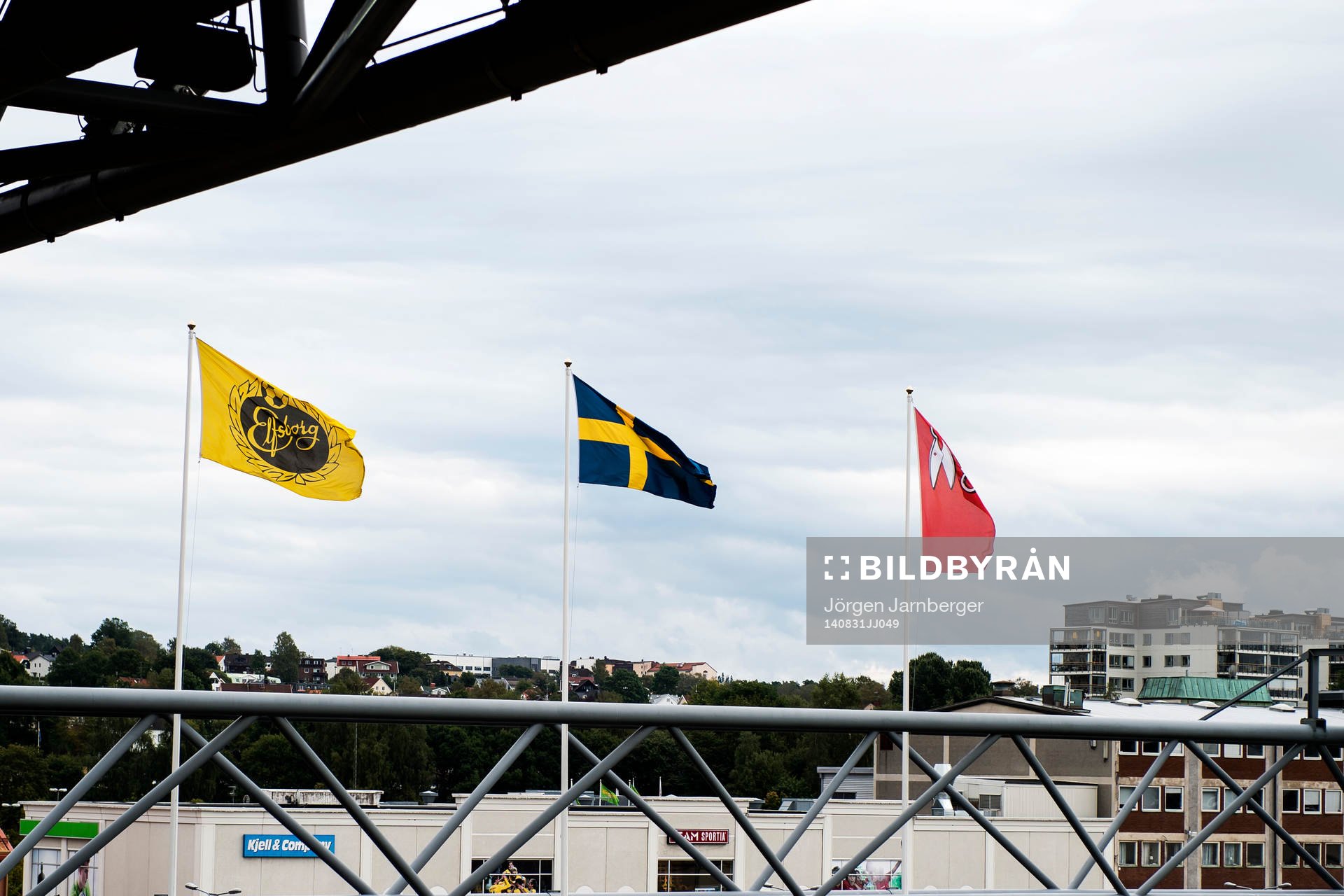 Flaggor vajar på Borås arena innan fotbollsmatchen i