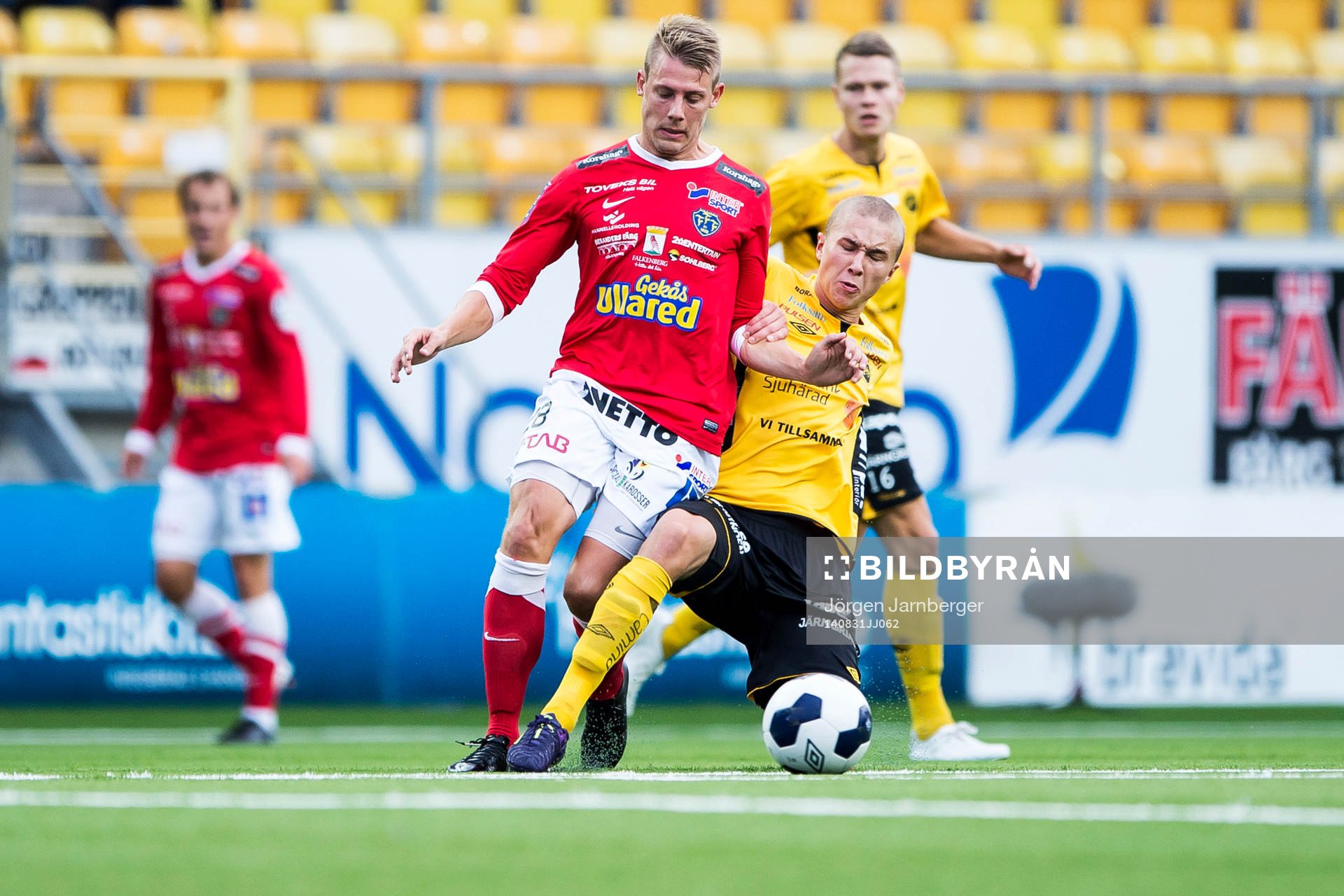 Falkenbergs Patrik Ingelsten och Elfsborgs Sebastian Holmén under fotbollsmatchen i Allsvenskan mellan Elfsborg och Falkenberg den 31 augusti 2014 i Borås.