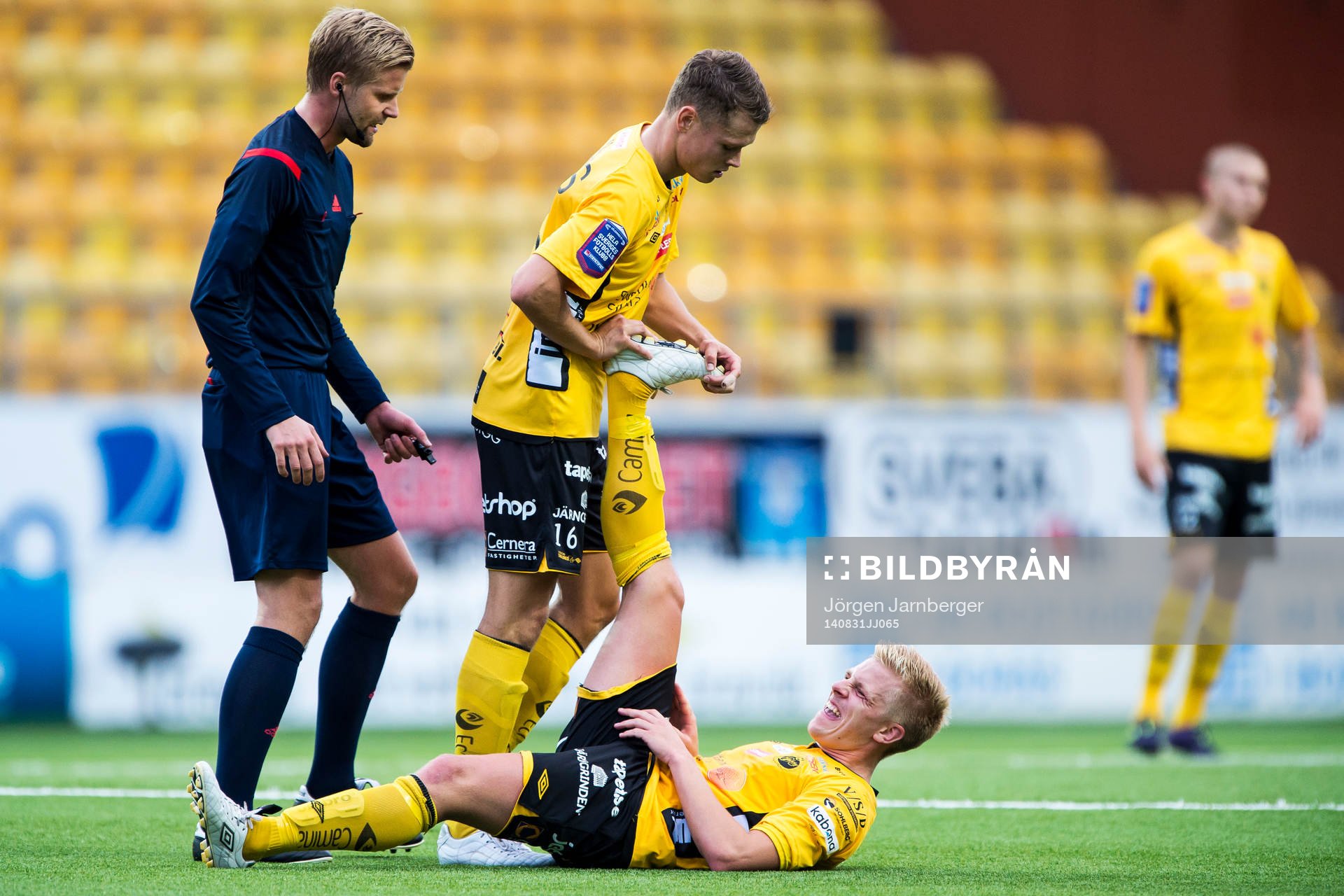 Elfsborgs Per Frick får kramp och Viktor Claesson hjälper