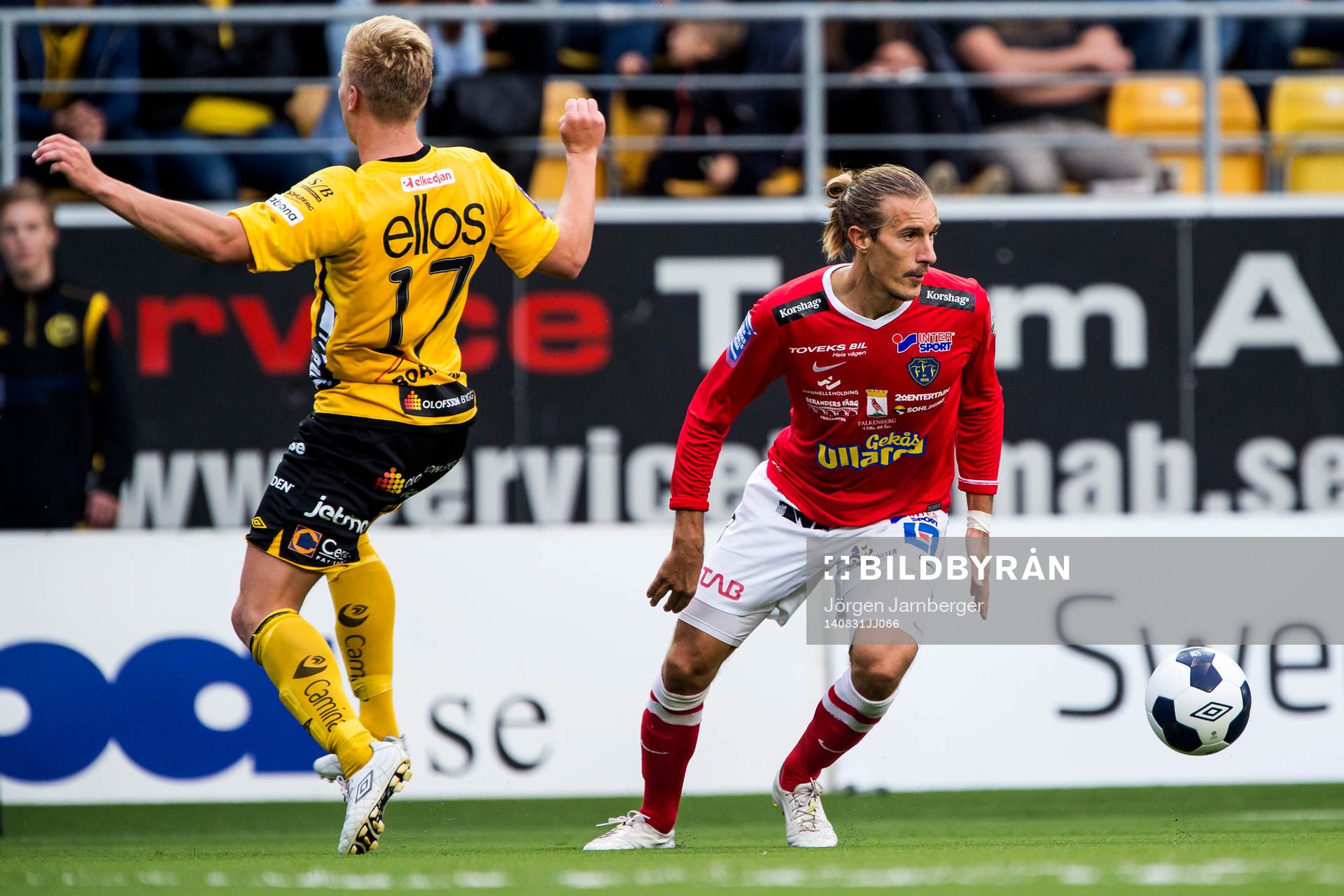 Falkenbergs Tobias Carlsson tar sig förbi Elfsborgs Per