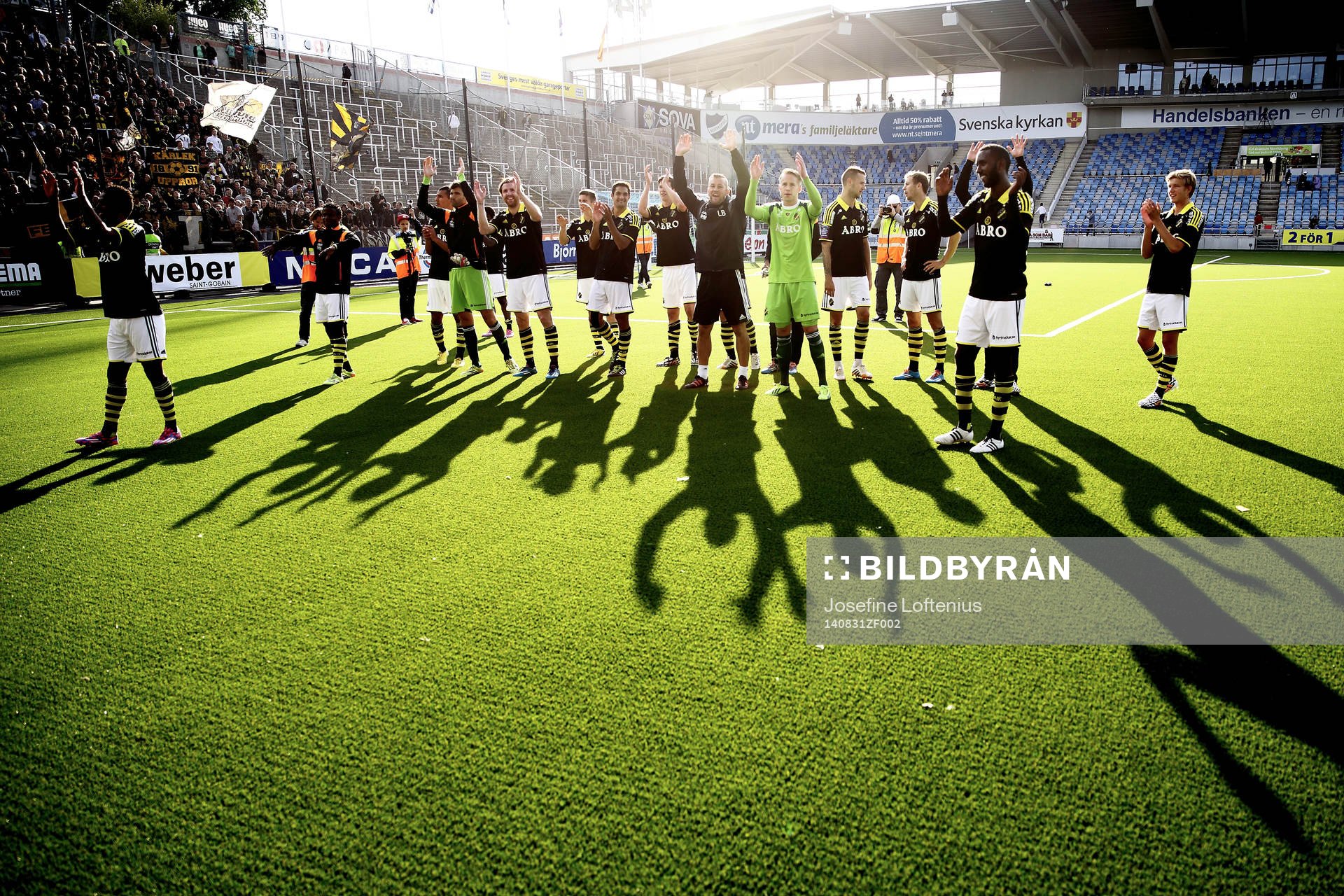 AIK jublar och tackar sina supportrar