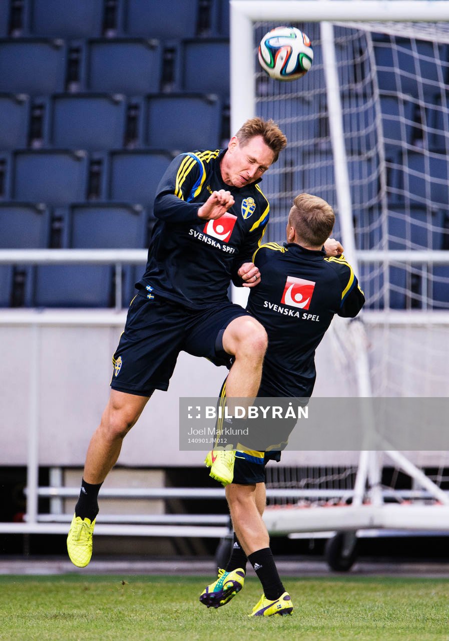 Kim Källström i en nickduell med Mattias Johansson