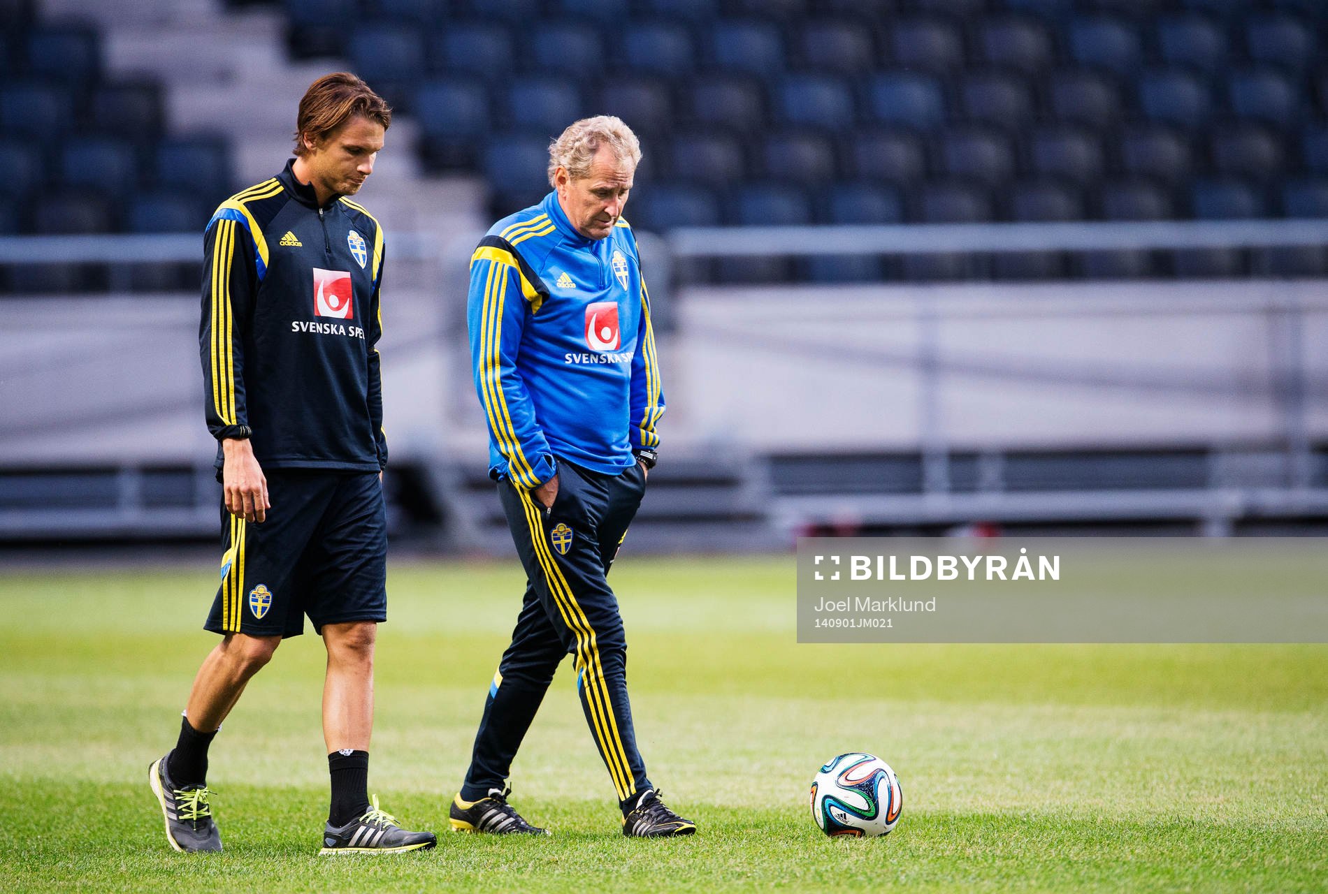 Albin Ekdal i samtal med förbundskapten Erik Hamrén