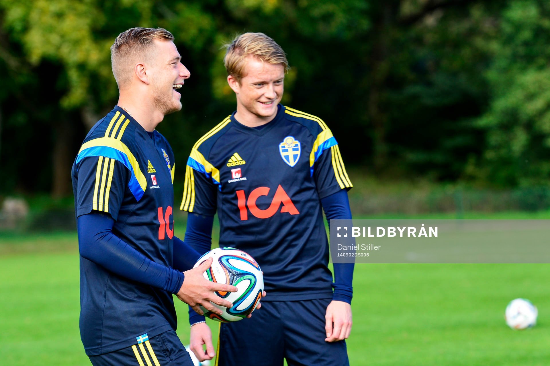 Sveriges John Guidetti tillsammans med Sam Larsson under en träning med det Svenska U 21 fotbollslandslaget den 2 september 2014 i Halmstad.