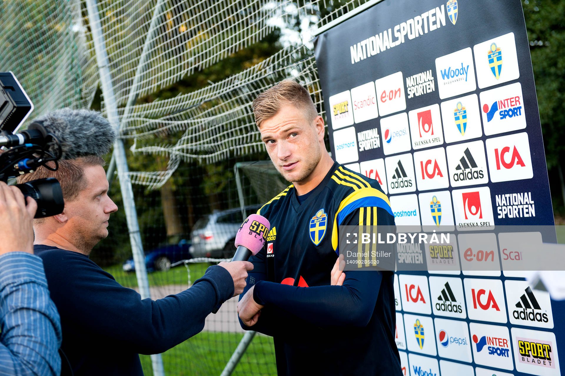 John Guidetti intervjuas av media efter träningen med det svenska U21-landslaget den 2 augusti 2014 i Halmstad.