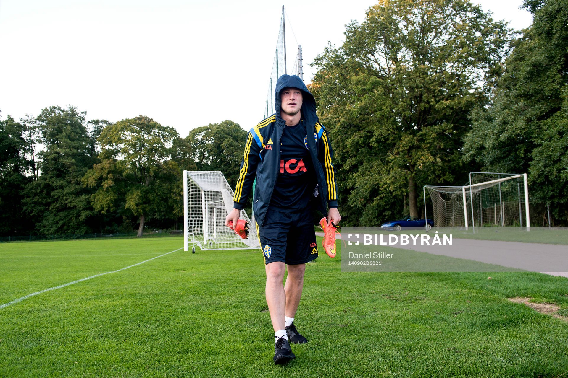 John Guidetti lämnar träningen med det svenska