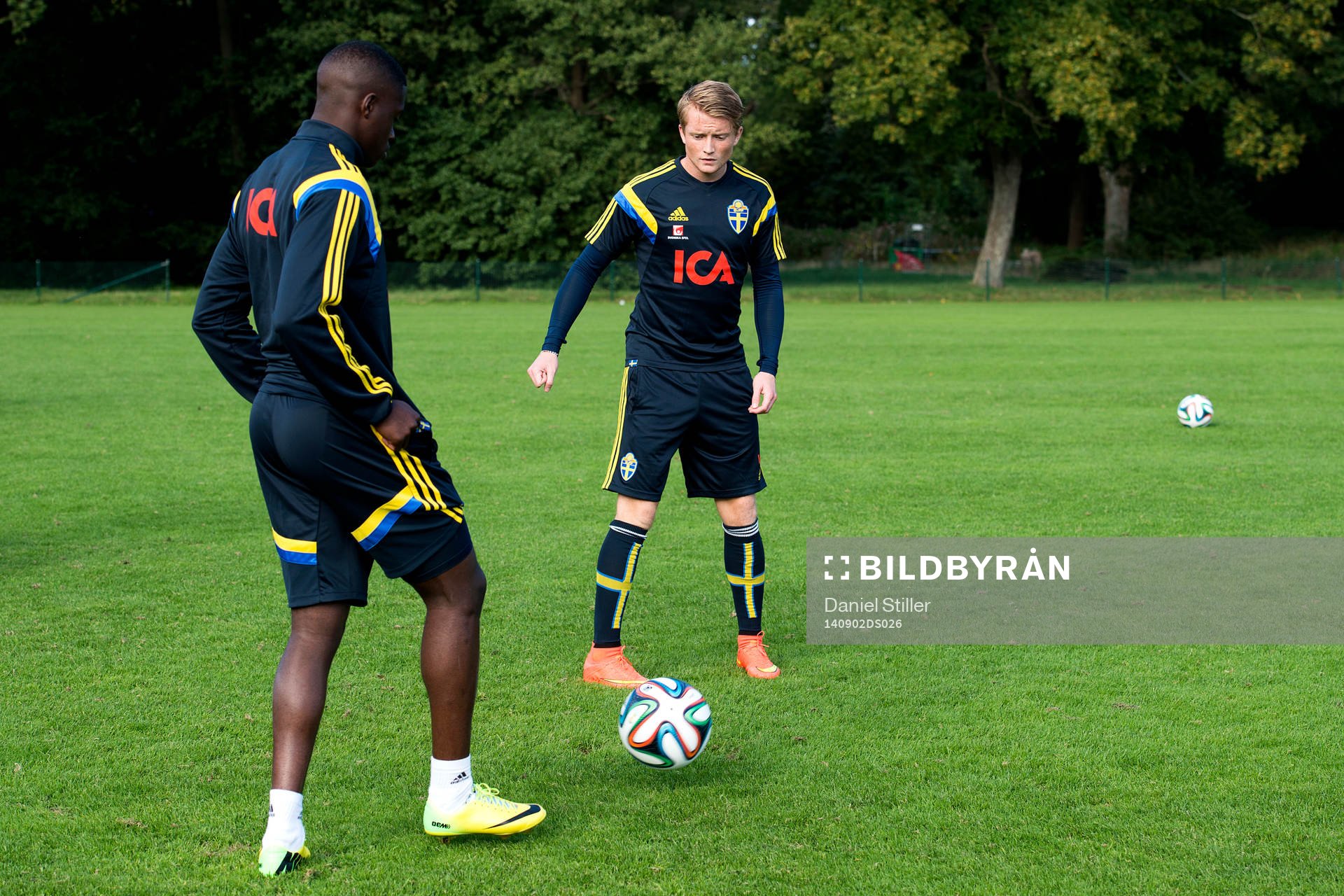 Isaak Ssewankambo och Sam Larsson under en träning med det svenska U21-landslaget den 2 augusti 2014 i Halmstad.