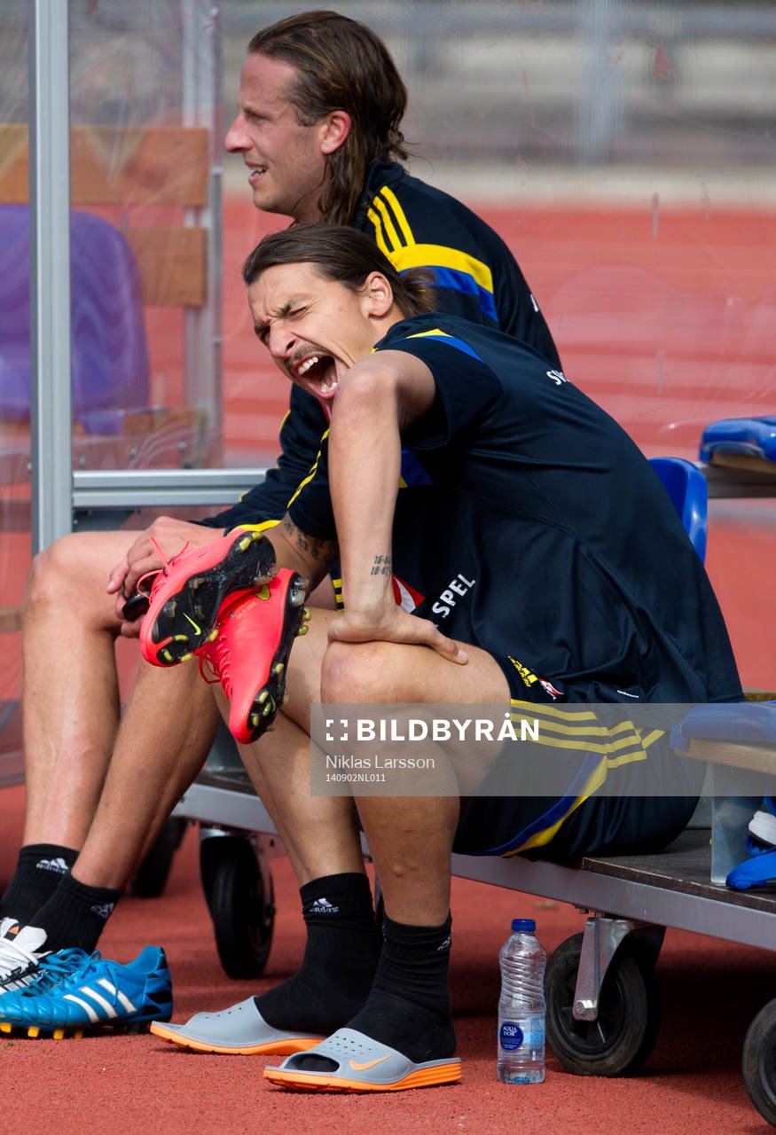 Sveriges Zlatan Ibrahimovic gäspar och Jonas Olsson