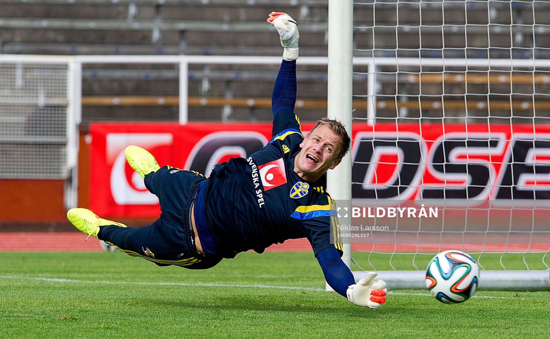 Sveriges målvakt Johan Dahlin  under en träning med det Svenska fotbollslandslaget den 02 september 2014 i Stockholm.