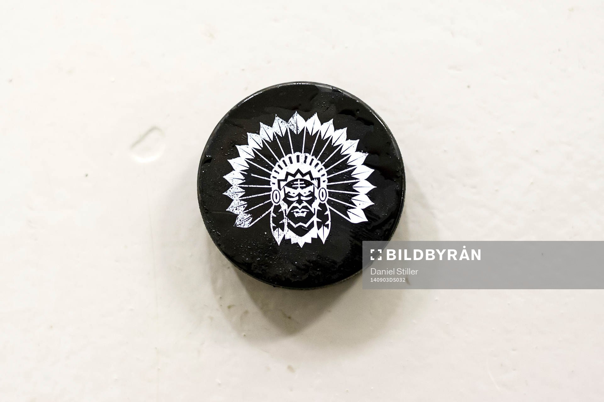 En ishockeypuck med en frölundaindian