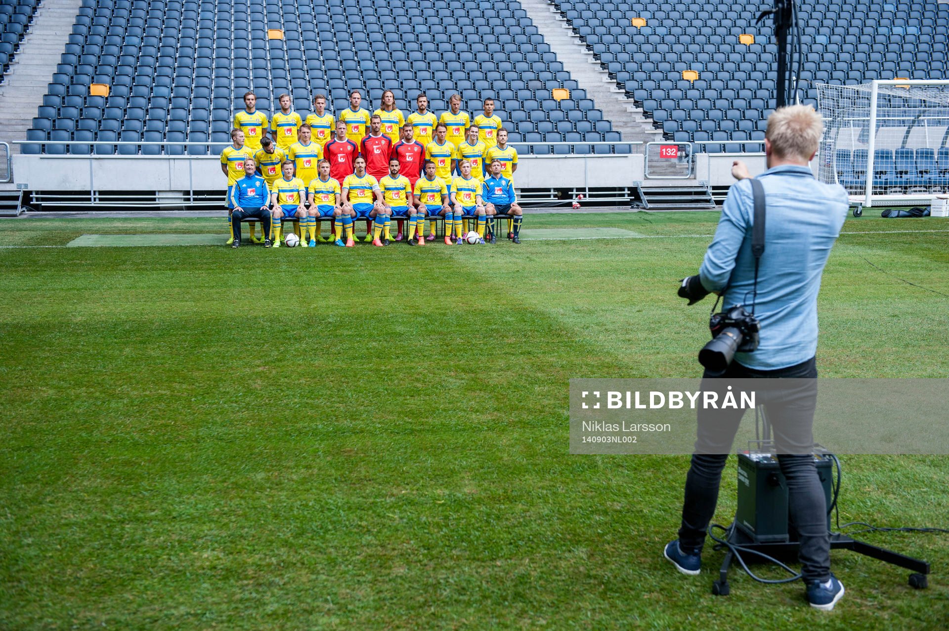  Bildbyråns fotograf Joel Marklund under en lagbildsfotografering med det Svenska fotbollslandslaget den 03 september 2014 i Stockholm.