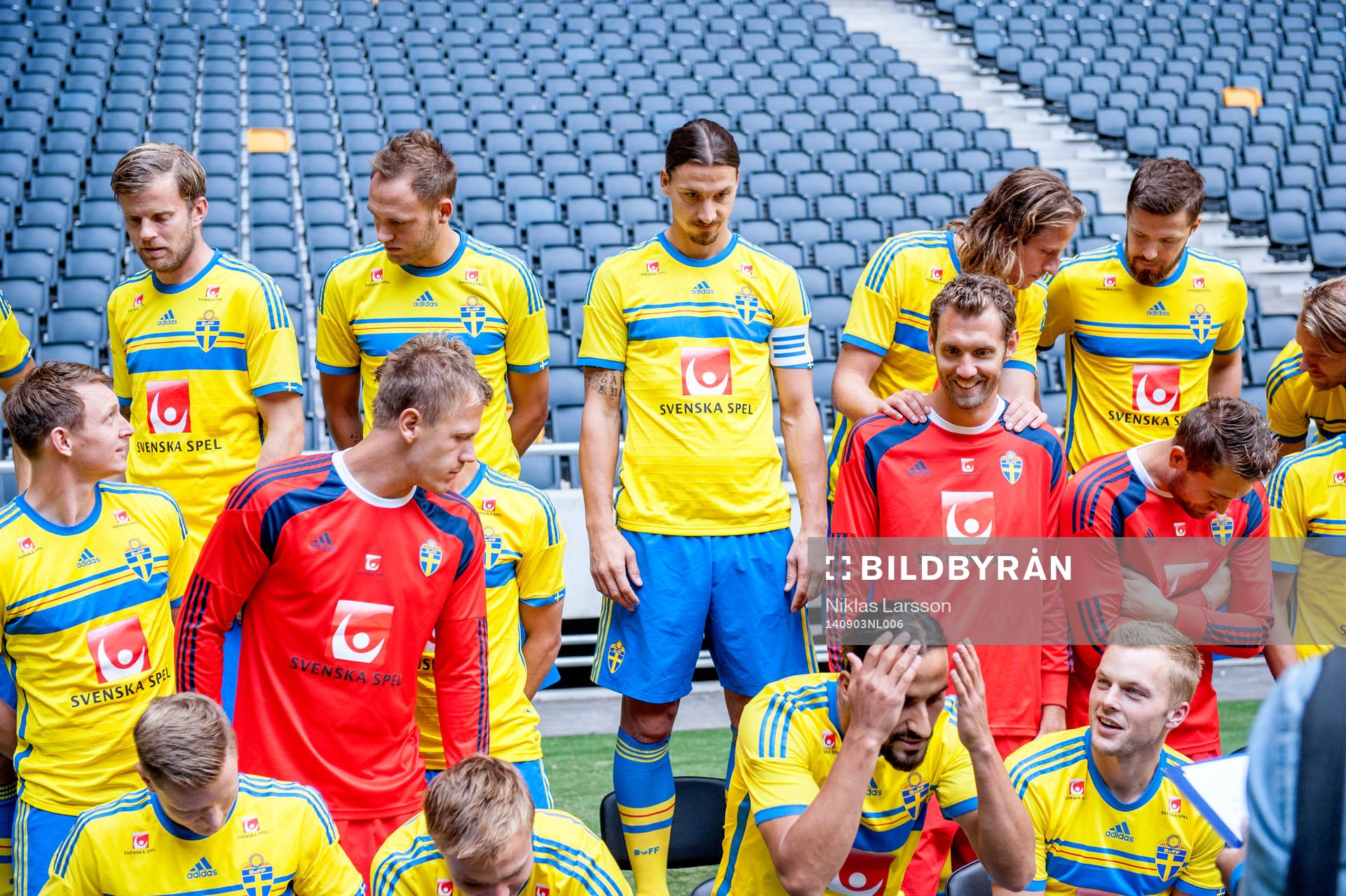 Sveriges Zlatan Ibrahimovic och målvakt Andreas Isaksson m