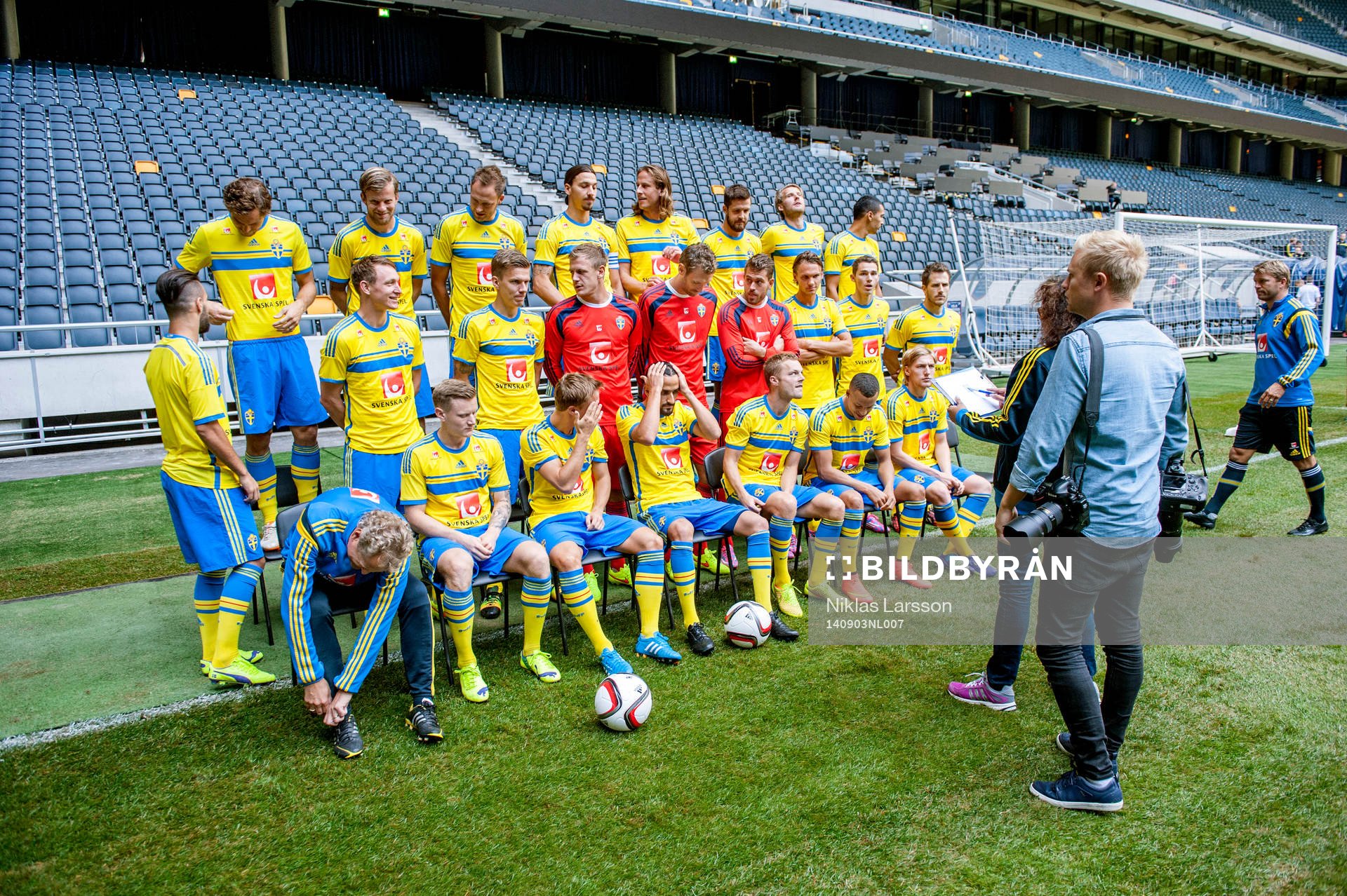  Bildbyråns fotograf Joel Marklund under en lagbildsfotografering med det Svenska fotbollslandslaget den 03 september 2014 i Stockholm.