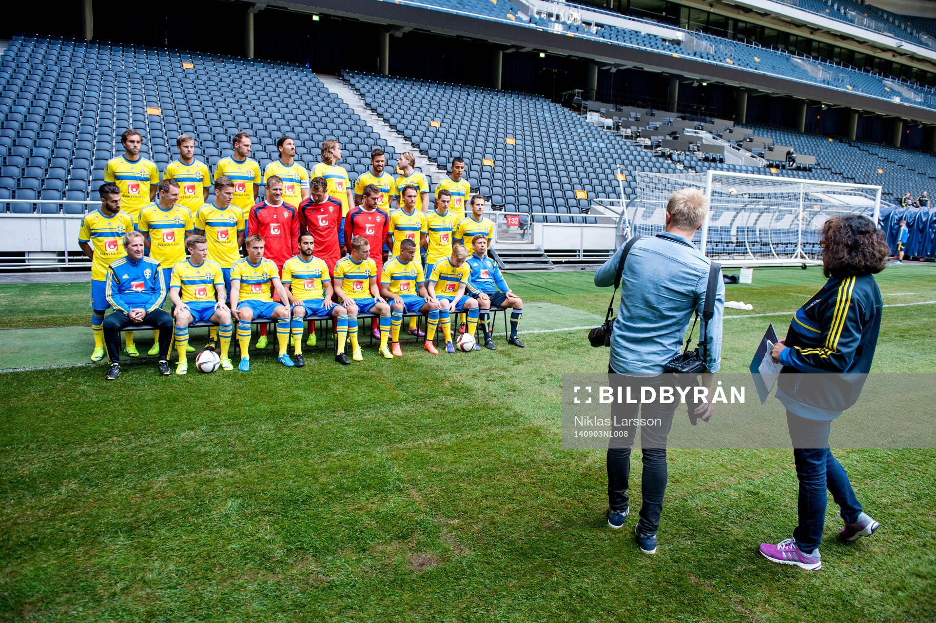  Bildbyråns fotograf Joel Marklund under en lagbildsfotografering med det Svenska fotbollslandslaget den 03 september 2014 i Stockholm.