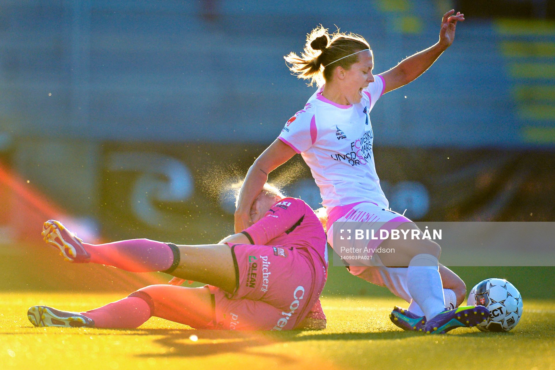 Linköpings Fridolina Rolfö i kamp om bollen med Rosengårds Lina Nilsson under fotbollsmatchen i Damallsvenskan mellan FC Rosengård och Linköping den 3 september 2014 i Malmö.