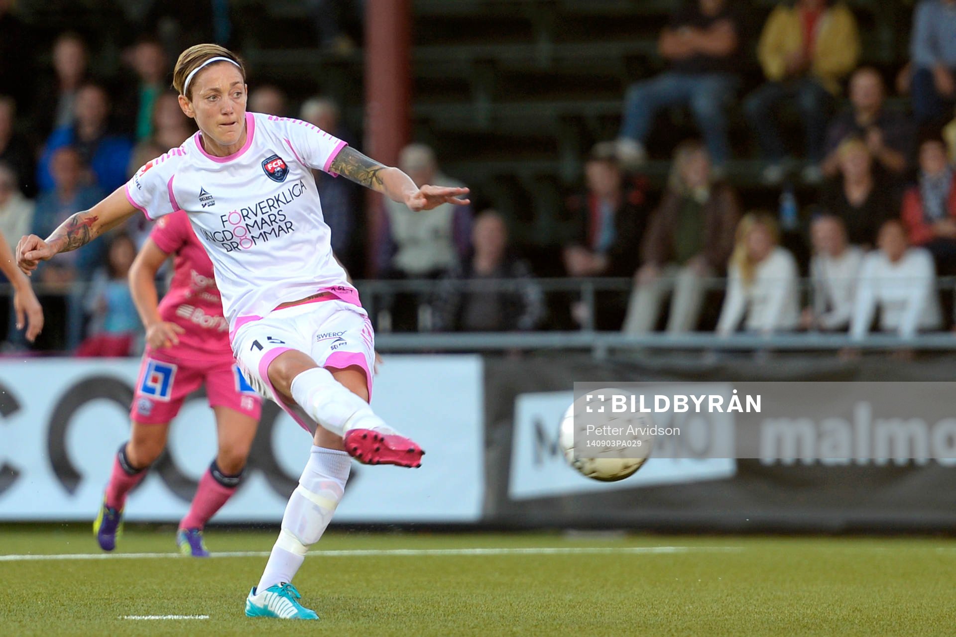 Rosengårds Therese Sjögran gör 1-1 på straff
