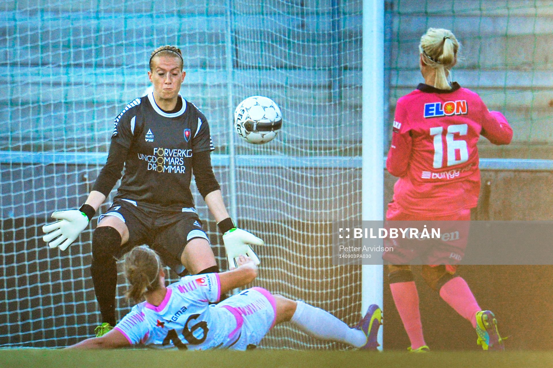 Linköpings Pernille Harder är nära att göra 2-0 bakom