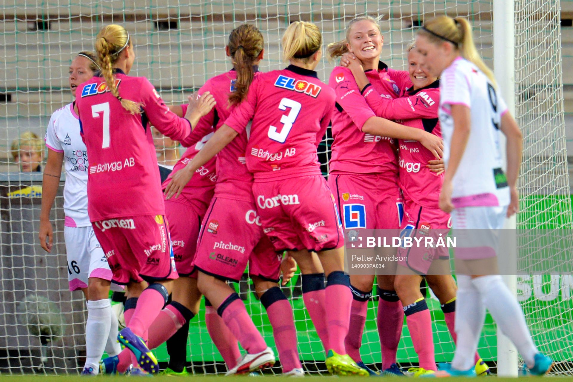 Linköpings Fridolina Rolfö vänd mot kameran jublar