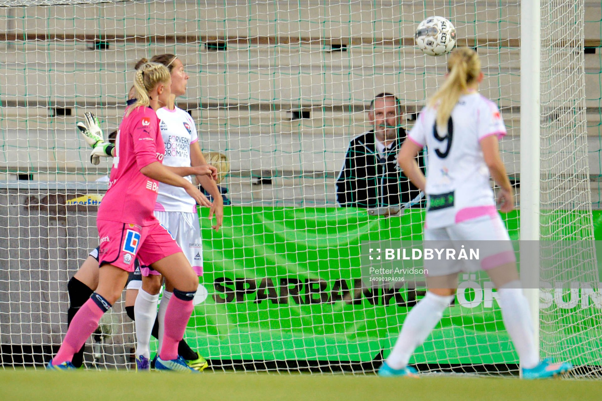 Linköpings Fridolina Rolfö (tv) nickar in 1-2