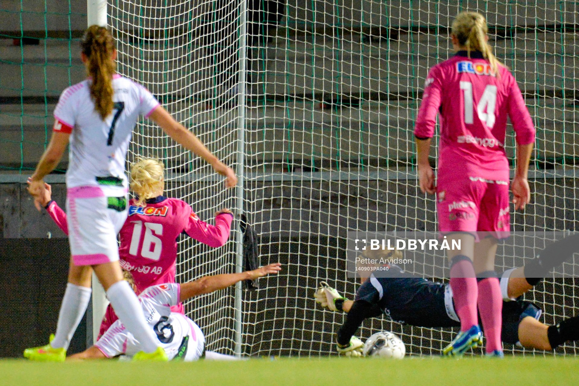 Linköpings Pernille Harder gör 2-3 bakom Rosengårds