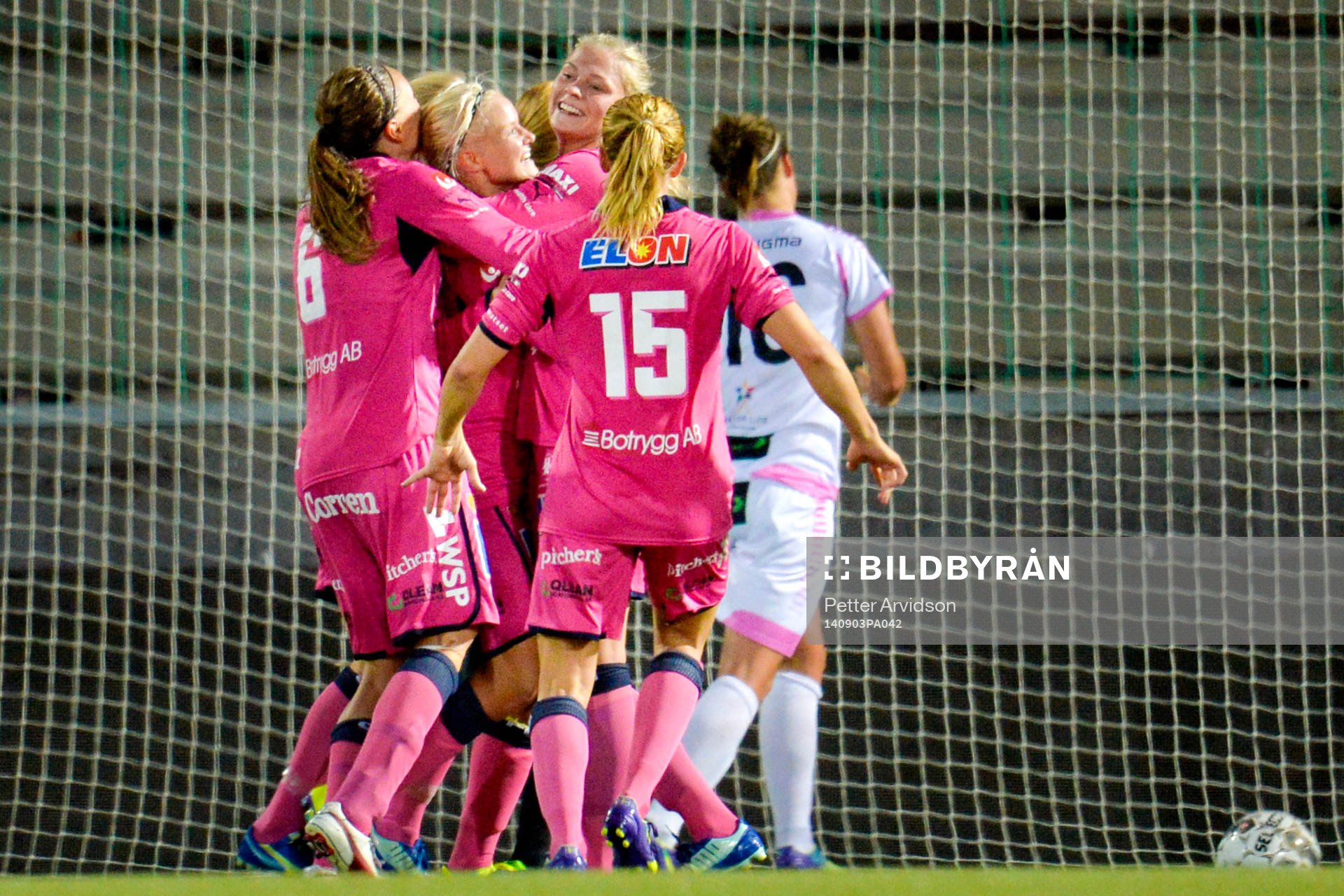 Linköpings Pernille Harder (vänd mot kameran) jublar med