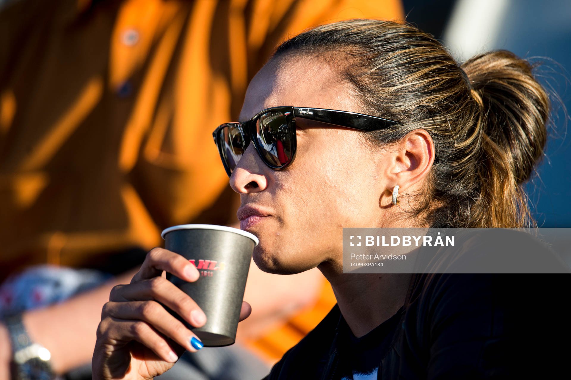 Rosengårds Marta Viera Da Silva dricker kaffe på läktaren under fotbollsmatchen i Damallsvenskan mellan FC Rosengård och Linköping den 3 september 2014 i Malmö.