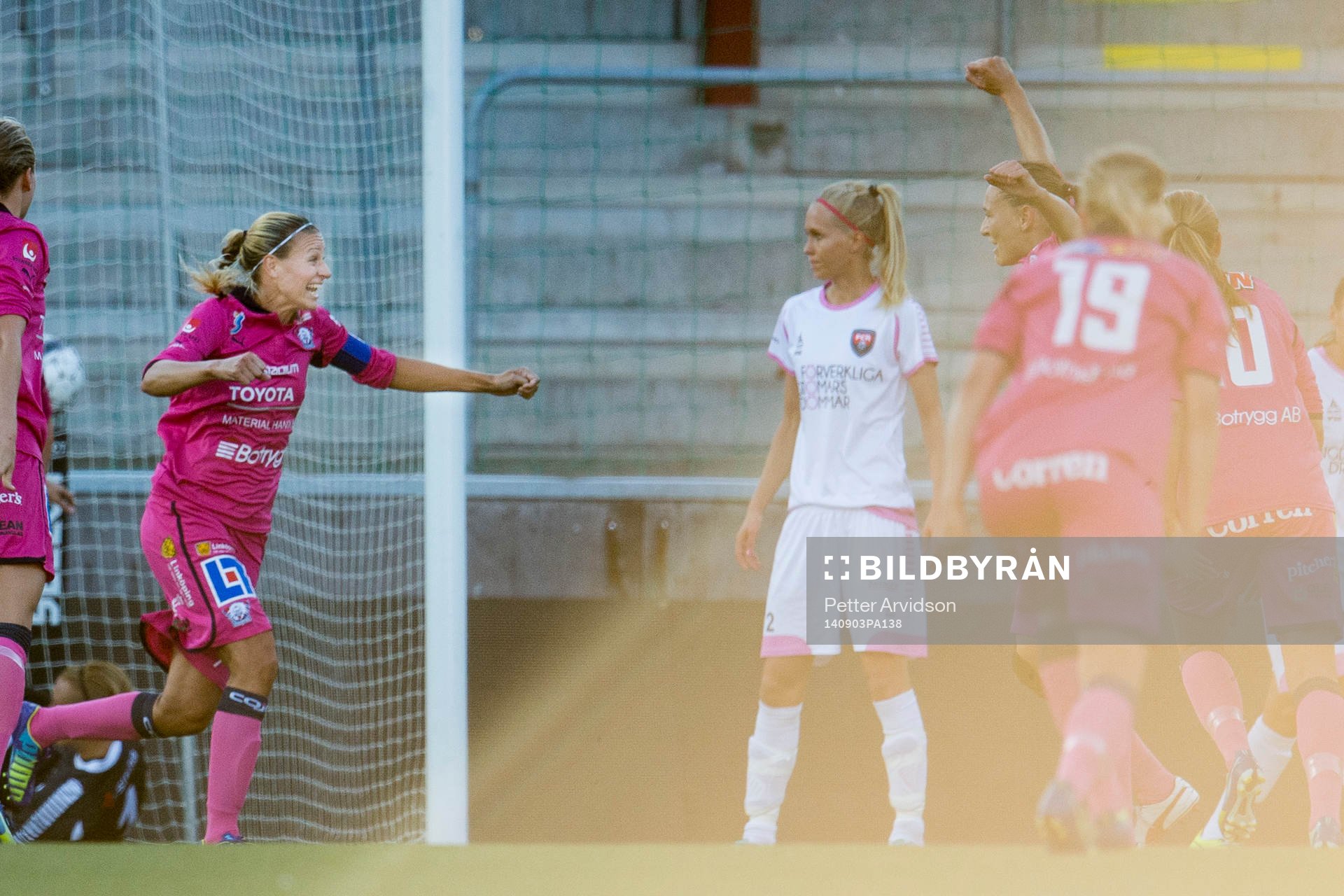 Linköpings Charlotte Rohlin (tv) jublar
