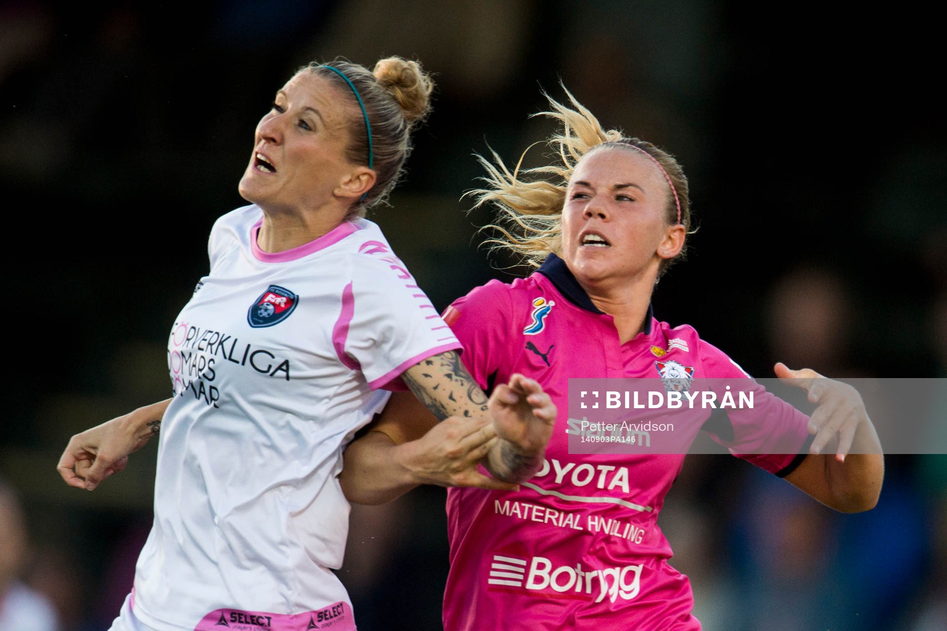 Linköpings Jessica Samuelsson tacklar Rosengårds Anja