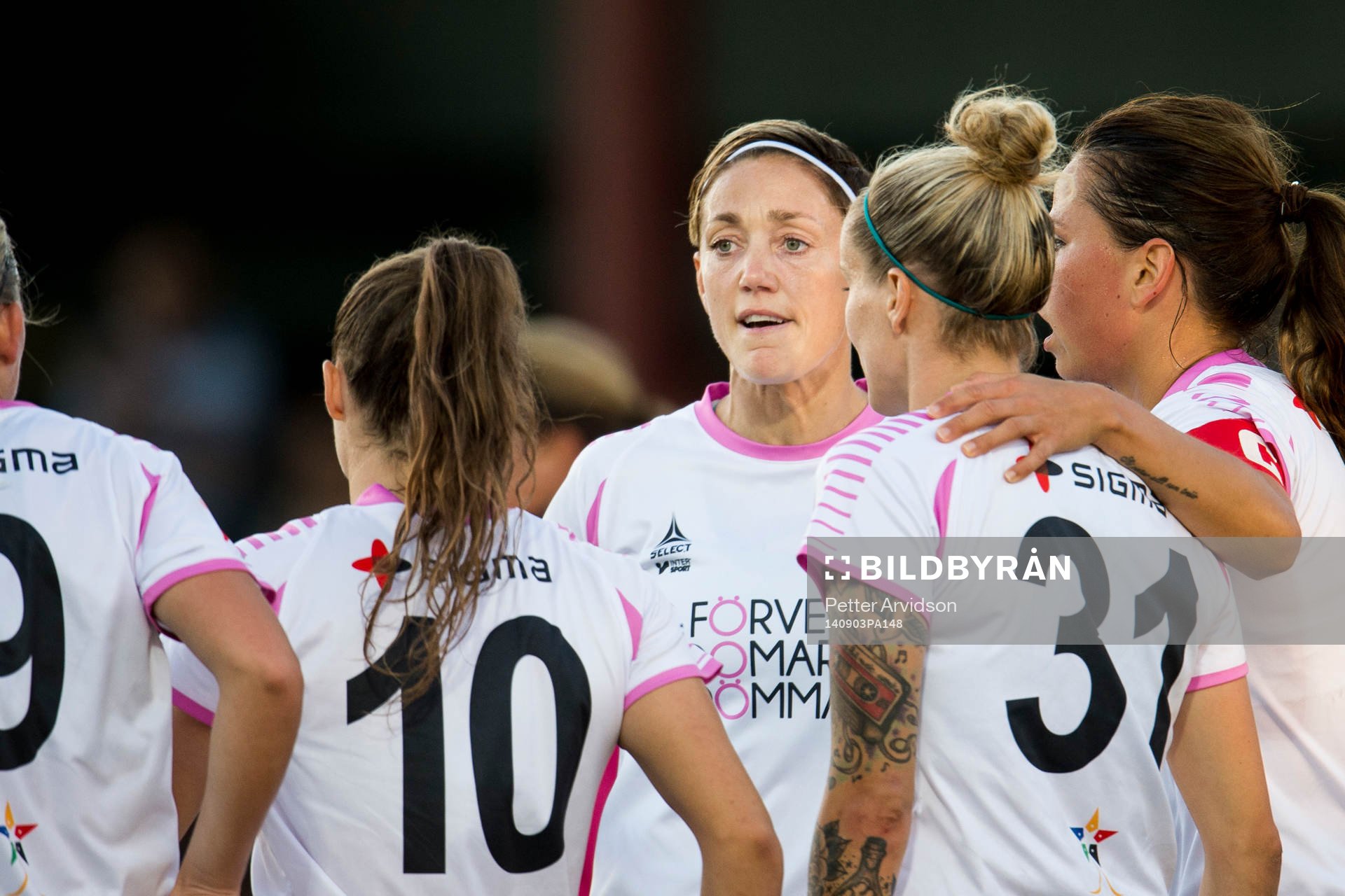 Rosengårds Therese Sjögran när laget firar ett mål