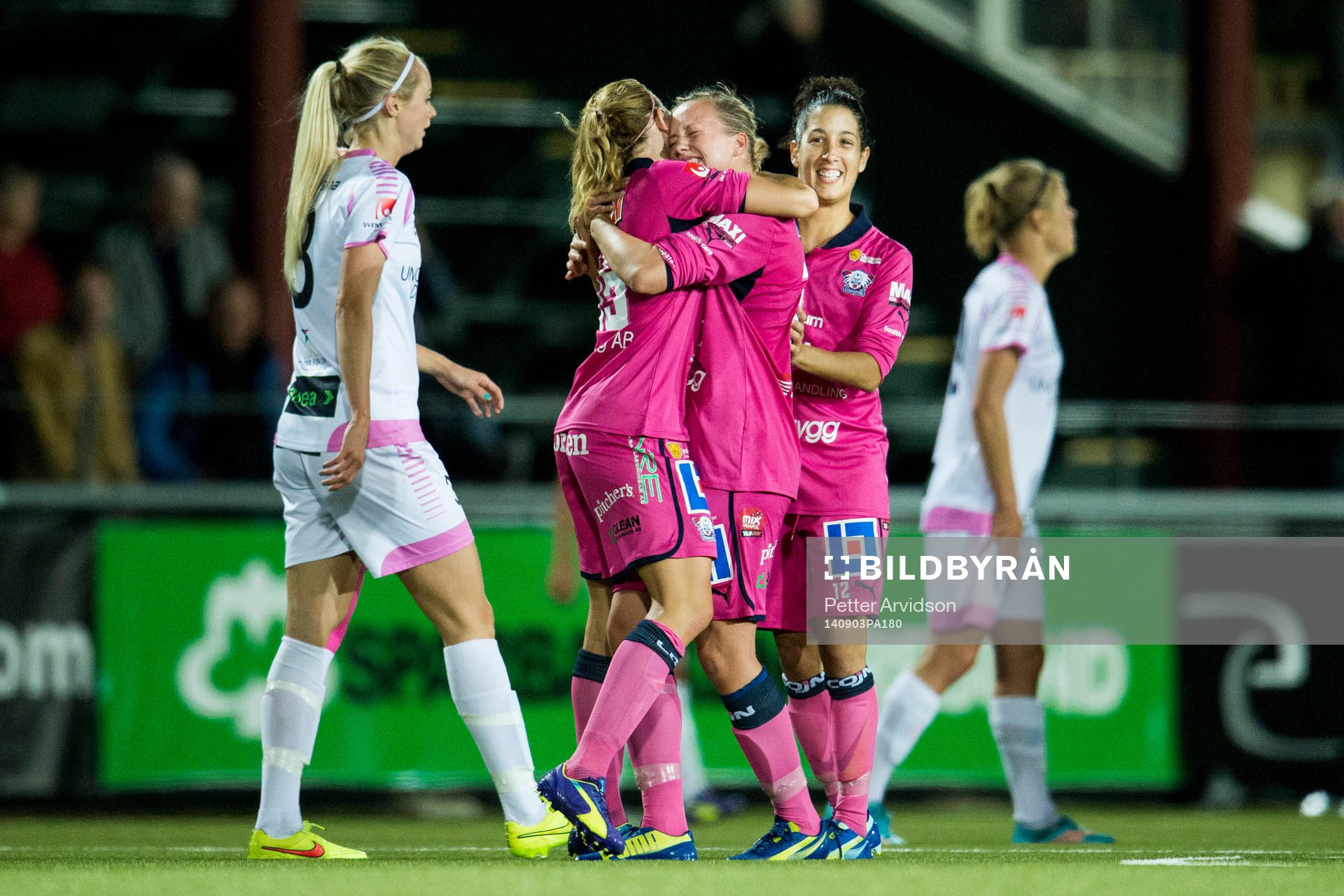 Linköpings Kristine Minde kramar om Jessica Samuelsson,