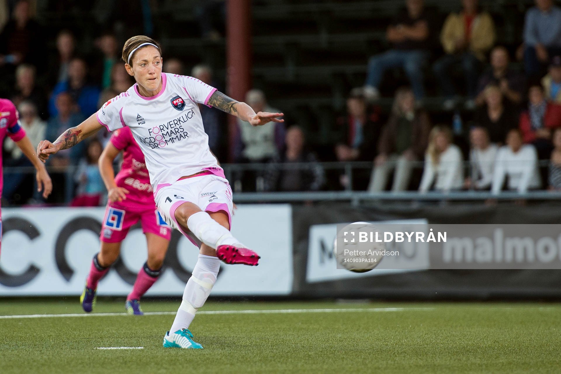 Rosengårds Therese Sjögran skjuter in 1-1 på straff