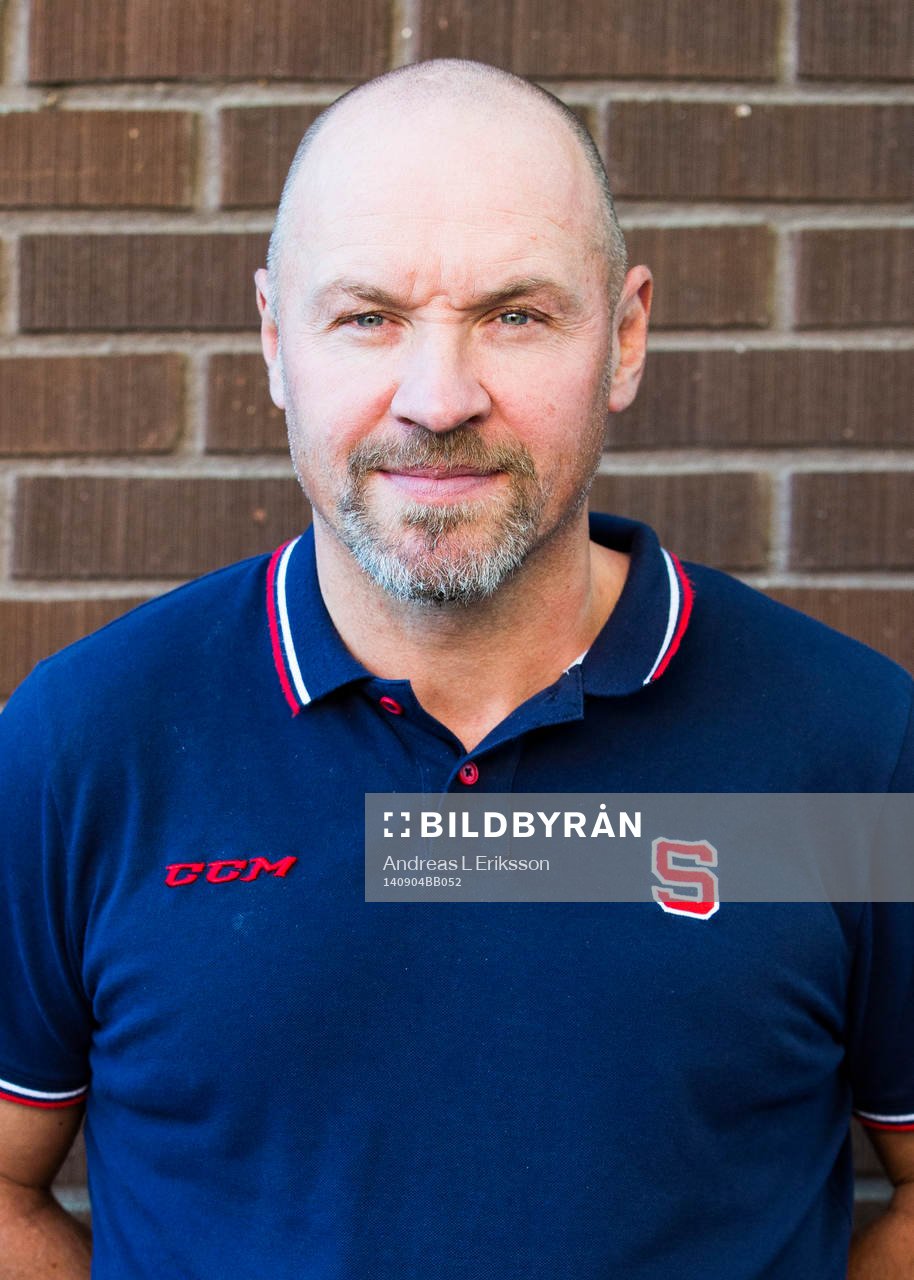 Södertäljes tränare Janne Karlsson poserar