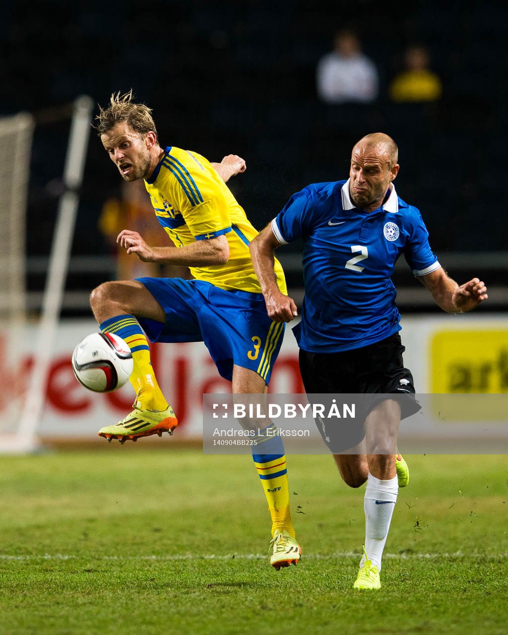 Sveriges Andreas Granqvist i kamp om bollen med Estlands