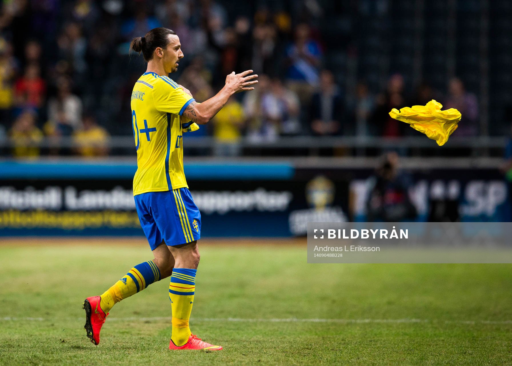 Sveriges Zlatan Ibrahimovic slänger sin matchtröja efter att ha visat upp tröjan han har under under fotbollslandskampen mellan Sverige och Estland den 4 september 2014 i Stockholm.